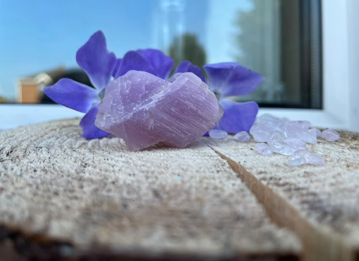 Rose quartz and chips on a wooden slice
